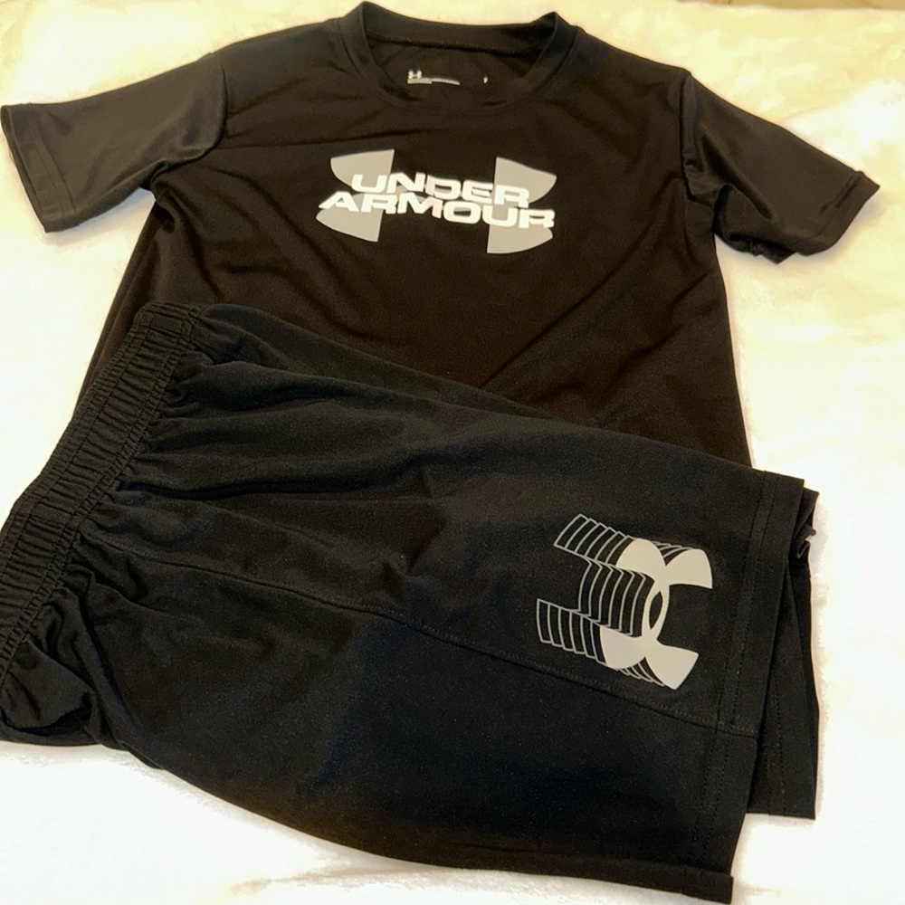 Boys Under Armour set size 7 black grey white in excellent condition